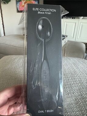 Artis Elite Collection Oval 7 Brush - Black Finish NWT